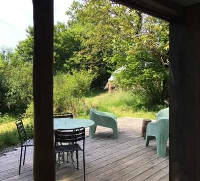 gite nature, hébergement insolite, nuit en yourte, nuit en cabane, séjour ressourçant, vacance nature, lieu ressource, chambre d'hôte, plantes médicinales, infusions, hydrolats, produits bien-être, tisanes, olfactothérapie, soin énergétique, vacance nature, vacance corrèze, éveil des sens, plantes et potions, Forêt apprivoisée, biodiversité, chant des oiseaux, brame du cerf, biches et chevreuils, insectes butineurs. Plantes aromatiques et médicinales, hébergements insolites, cabane et yourte, soins olfactif, plantes comestibles, ateliers d'éveil des sens, repas fleuris, bains de forêt, activités de cueillette et transformation. agriculture biologique, culture sur buttes, écotourisme, vente local, circuit court