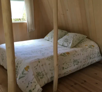 gite nature, hébergement insolite, nuit en yourte, nuit en cabane, séjour ressourçant, vacance nature, lieu ressource, chambre d'hôte, plantes médicinales, infusions, hydrolats, produits bien-être, tisanes, olfactothérapie, soin énergétique, vacance nature, vacance corrèze, éveil des sens, plantes et potions, Forêt apprivoisée, biodiversité, chant des oiseaux, brame du cerf, biches et chevreuils, insectes butineurs. Plantes aromatiques et médicinales, hébergements insolites, cabane et yourte, soins olfactif, plantes comestibles, ateliers d'éveil des sens, repas fleuris, bains de forêt, activités de cueillette et transformation. agriculture biologique, culture sur buttes, écotourisme, vente local, circuit court