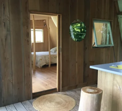 gite nature, hébergement insolite, nuit en yourte, nuit en cabane, séjour ressourçant, vacance nature, lieu ressource, chambre d'hôte, plantes médicinales, infusions, hydrolats, produits bien-être, tisanes, olfactothérapie, soin énergétique, vacance nature, vacance corrèze, éveil des sens, plantes et potions, Forêt apprivoisée, biodiversité, chant des oiseaux, brame du cerf, biches et chevreuils, insectes butineurs. Plantes aromatiques et médicinales, hébergements insolites, cabane et yourte, soins olfactif, plantes comestibles, ateliers d'éveil des sens, repas fleuris, bains de forêt, activités de cueillette et transformation. agriculture biologique, culture sur buttes, écotourisme, vente local, circuit court