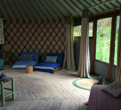 gite nature, hébergement insolite, nuit en yourte, nuit en cabane, séjour ressourçant, vacance nature, lieu ressource, chambre d'hôte, plantes médicinales, infusions, hydrolats, produits bien-être, tisanes, olfactothérapie, soin énergétique, vacance nature, vacance corrèze, éveil des sens, plantes et potions, Forêt apprivoisée, biodiversité, chant des oiseaux, brame du cerf, biches et chevreuils, insectes butineurs. Plantes aromatiques et médicinales, hébergements insolites, cabane et yourte, soins olfactif, plantes comestibles, ateliers d'éveil des sens, repas fleuris, bains de forêt, activités de cueillette et transformation. agriculture biologique, culture sur buttes, écotourisme, vente local, circuit court
